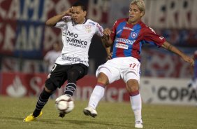 CERRO PORTENHO/PY X CORINTHIANS/BR - Dentinho e Torren em um lance da partida realizada esta noite no estdio Defensores del Chaco, em Asuncion, Paraguai, vlida pela 3 rodada da fase de classificao da Copa Libertadores da Amrica 2010