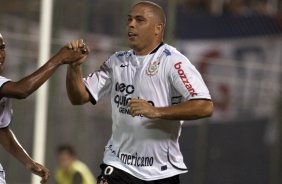 CERRO PORTENHO/PY X CORINTHIANS/BR - Ronaldo comemora seu gol em um lance da partida realizada esta noite no estdio Defensores del Chaco, em Asuncion, Paraguai, vlida pela 3 rodada da fase de classificao da Copa Libertadores da Amrica 2010