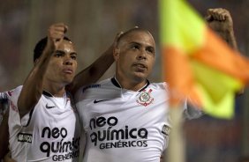 CERRO PORTENHO/PY X CORINTHIANS/BR - Ronaldo comemora seu gol com Dentinho em um lance da partida realizada esta noite no estdio Defensores del Chaco, em Asuncion, Paraguai, vlida pela 3 rodada da fase de classificao da Copa Libertadores da Amrica 2010