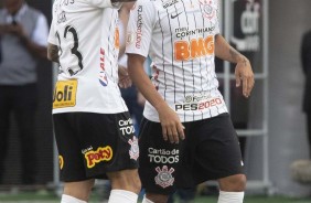 Fagner e Gabriel durante jogo contra o Flamengo, na Arena Corinthians, pelo Brasileiro