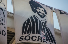 Bandeiro do Scrates no duelo entre Corinthians e Botafogo na Neo Qumica Arena