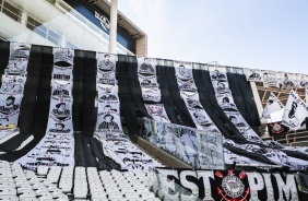 Bandeires do Casagrande no duelo entre Corinthians e Botafogo