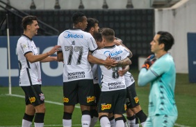 Elenco comemorando o gol de Fagner no duelo entre Corinthians e Botafogo na Neo Qumica Arena