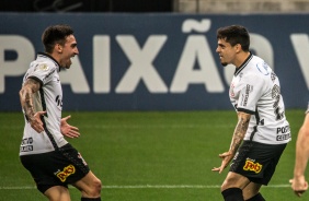 Gustavo Silva e Fagner comemorando o gol do lateral contra o Botafogo, na Neo Qumica Arena
