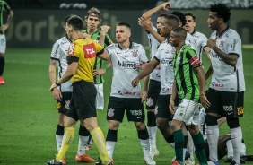 Elenco do Corinthians se revolta contra o rbitro no jogo diante o Amrica Mineiro
