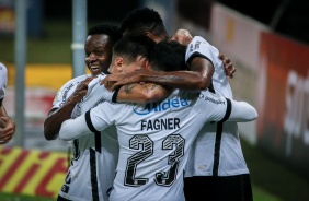 J e Fagner comemoram gol do Corinthians na Neo Qumica Arena