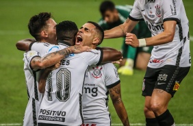 Cazares, Gabriel e Gustavo Silva  comemoram gol contra o Fluminense