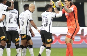 Cssio e Fagner comemorando o gol do lateral no jogo contra o Fluminense