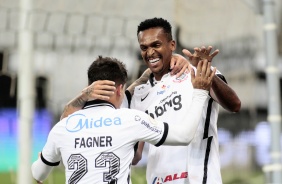 J e Fagner durante a comemorao do primeiro gol do Corinthians