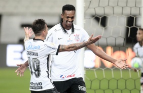 J e Mosquito durante comemorao do primeiro gol do Corinthians contra o Fluminense