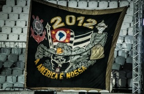 Bandeires em aluso  conquista da Liberadores 2012