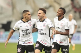 Gabriel e Gustavo na partida entre Corinthians e Athletico, nesta quarta-feira na Neo Qumica Arena