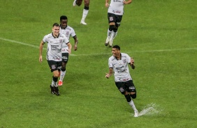 Vital, Cazares e Varanda comemorando o gol do atacante contra o Palmeiras, pelo Paulisto