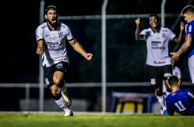 Bruno Mndez e J comemoram gol do zagueiro contra o So Caetano