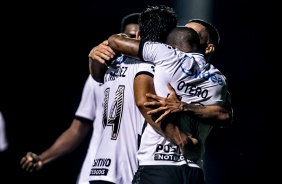 Bruno Mndez, Otero, Gabriel e Jemerson comemoram gol do Corinthians contra o So Caetano