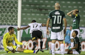 Cau anota o gol da vitria do Corinthians sobre o Guarani, pelo Campeonato Paulista