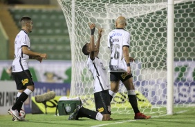 Gabriel, Cau e Fbio Santos comemorando o gol da joia da base no jogo entre Corinthians e Guarani