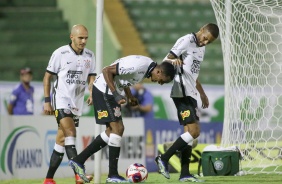 Cau comemora com Vitinho e Fbio Santos seu gol contra o Guarani, em Campinas