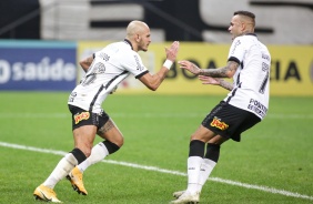 Fbio Santos e Luan comemorando o gol do lateral contra o So Bento, na Neo Qumica Arena