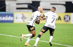 Fbio Santos e  Luan durante duelo entre Corinthians e So Bento, na Neo Qumica Arena