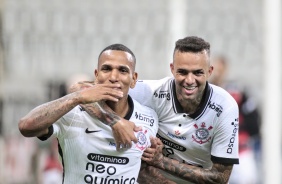 Otero e Luan felizes com o gol do venezuelano, pelo Campeonato Paulista, na Neo Qumica Arena