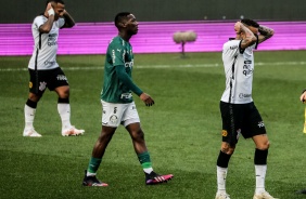 Otero e Luan durante Drbi entre Corinthians e Palmeiras, na Neo Qumica Arena
