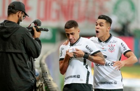 Gabriel e Roni comemorando o gol do volante no Drbi entre Corinthians e Palmeiras, pelo Brasileiro