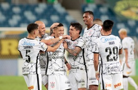 Adson comemora primeiro gol marcado pelo Corinthians, diante do Cuiab, com companheiros de equipe