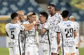 Jogadores do Corinthians comemoram segundo gol da equipe contra o Cuiab