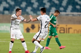 Roni comemora primeiro gol do Corinthians contra o Cuiab ao lado de Fagner