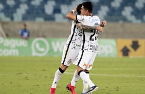 Roni e Fagner comemoram primeiro gol do Corinthians contra o Cuiab
