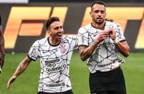 Gustavo Silva e Renato Augusto comemorando o gol do meia contra o Cear