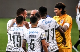 Jogadores comemoram o gol de Renato Augusto diante o Cear, na Neo Qumica Arena