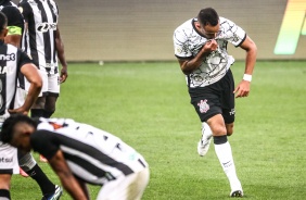 Renato Augusto beija o escudo do Corinthians em comemorao ao seu gol contra o Cear