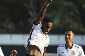 Cau comemorando seu gol no jogo entre Corinthians e Santos pelo Brasileiro Sub-20