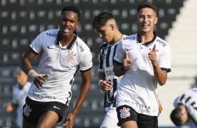 Cau e Keven comemorando seus gols no jogo entre Corinthians e Santos pelo Sub-20