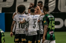 Elenco comemorando o gol de empate do Corinthians no jogo contra o Amrica-MG