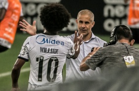 Willian e Sylvinho no jogo entre Corinthians e Amrica-MG