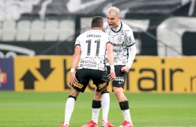 Rger e Giuliano comemorando o gol do ex-palmeirense no duelo na Neo Qumica Arena