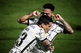 Fagner abraa Gustavo Silva, autor do segundo gol do Corinthians contra o Red Bull Bragantino