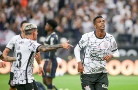 Fagner e J em derrota do Corinthians para o Santos nesta quarta-feira
