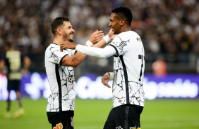 Giuliano e J em derrota do Corinthians para o Santos nesta quarta-feira