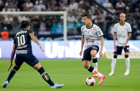 Lucas Piton e Joo Victor em derrota do Corinthians para o Santos nesta quarta-feira