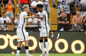 Rger Guedes e Bambu comemoram o gol do Corinthians