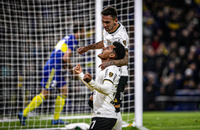 Du Queiroz e Gustavo Mosquito comemoram o gol do Corinthians