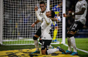Du Queiroz e Gustavo Mosquito durante o primeiro tempo de Corinthians e Boca Juniors