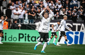 Adson comemora gol na vitria do Corinthians diante o Juventude