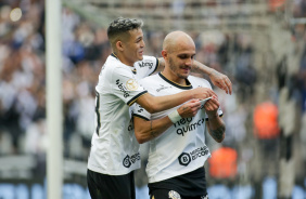 Adson e Fbio Santos comemoram gol do Corinthians contra o Gois