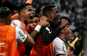 Elenco do Corinthians durante comemorao de gol contra o Santos