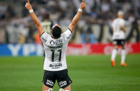 Giuliano celebra segundo gol marcado no duelo contra o Santos